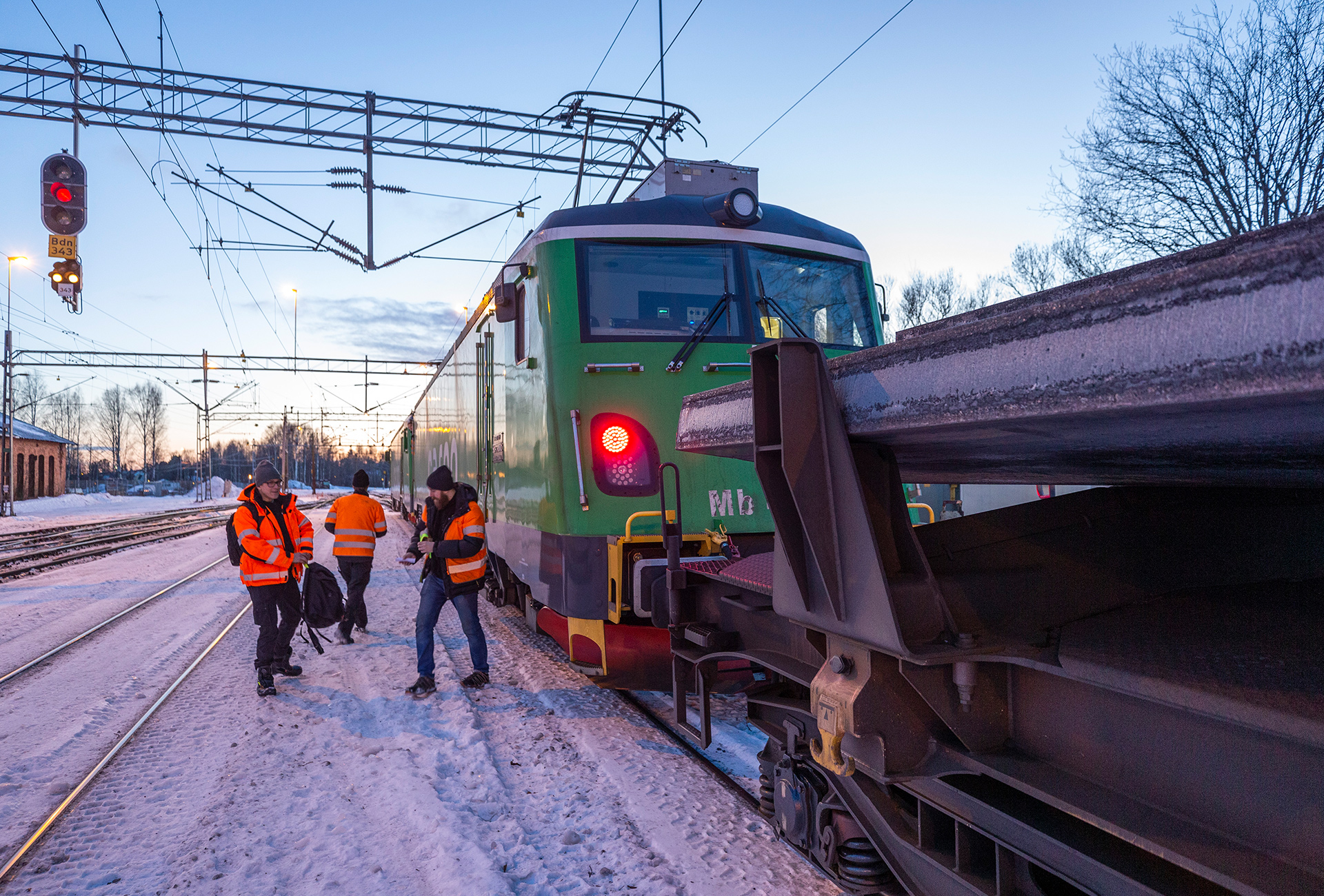 Ståltåget genom vinterkvällen